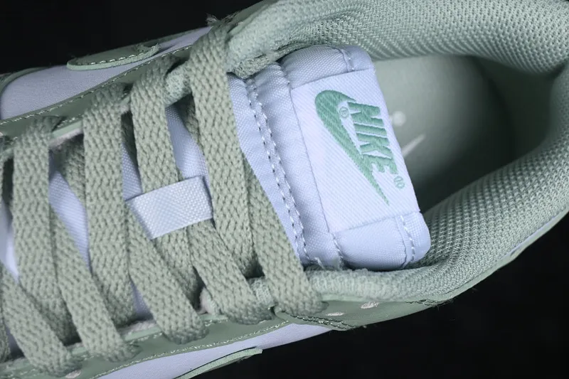 All categories Nk SB Dunk series Nk SB Dunk Low low-top sneakers Nike SB Dunk Low light green low-top casual sneakers IM6572-002